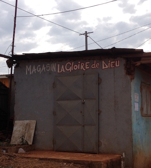 Comme des milliers d'autres en Afrique, une boutique de Libreville dont le nom fait référence à Dieu