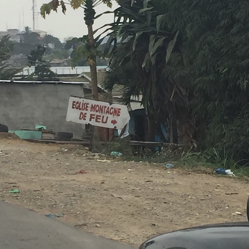 Une église dans un quartier modeste de Libreville