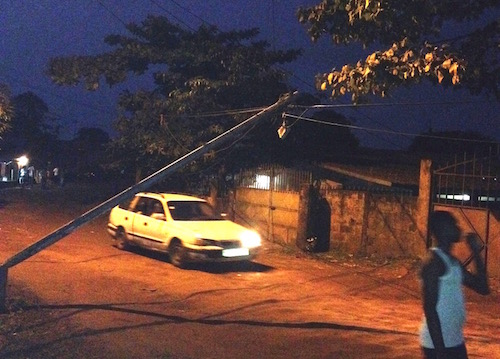 Un poteau électrique dans une rue de Libreville