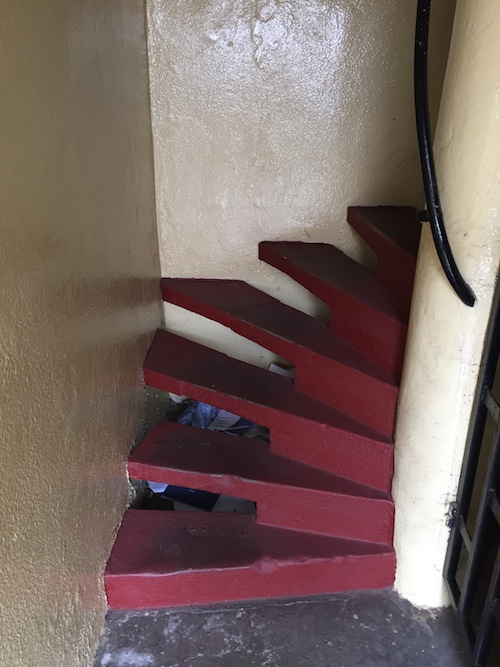 Un escalier de secours dans un immeuble de Libreville : trop étroit et dangereux pour évacuer plus d'une personne à la fois